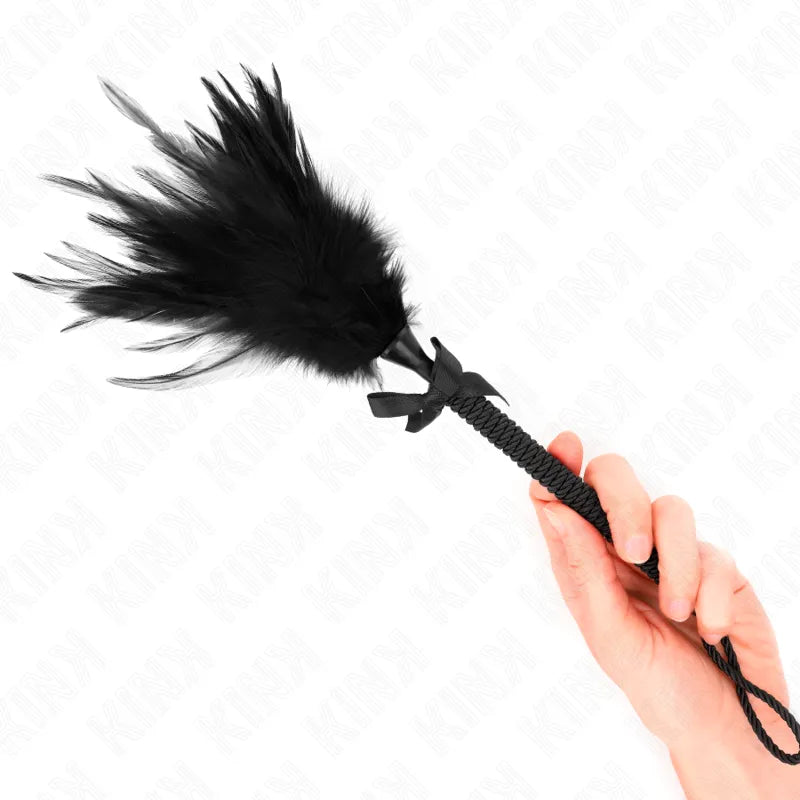 Accessoire BDSM en cuir noir, élégant et robuste, avec manche tressé et plume douce, pour expérience sensorielle raffinée.