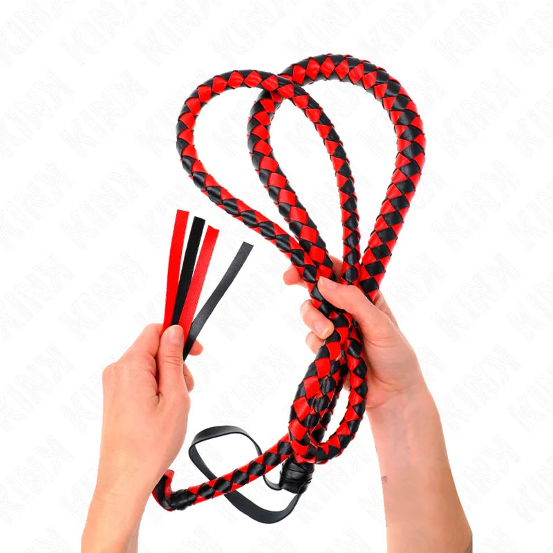 Fouet en cuir rouge et noir, design artisanal, souple et robuste, idéal pour une expérience BDSM personnalisée et élégante.