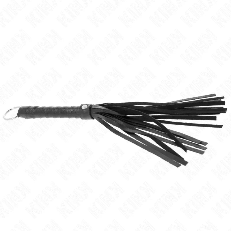 Fouet BDSM en cuir noir artisanal, poignée ergonomique, lanières résistantes, finition luxe pour sensations sophistiquées.