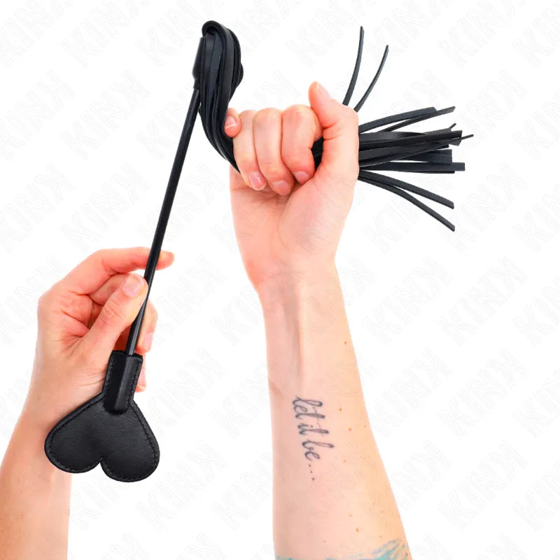Accessoires BDSM en cuir véritable noir, design élégant et robuste, fouet avec lanières et manche ergonomique.
