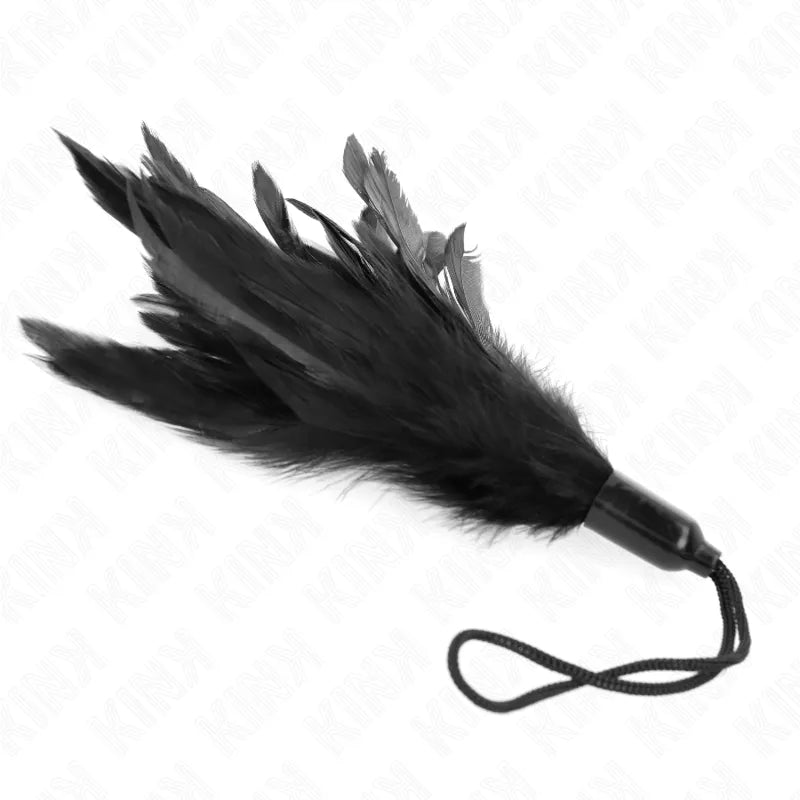 Plumeau BDSM en cuir noir premium, ergonomique et esthétique, avec longue poignée ajustable pour expériences sensorielles.