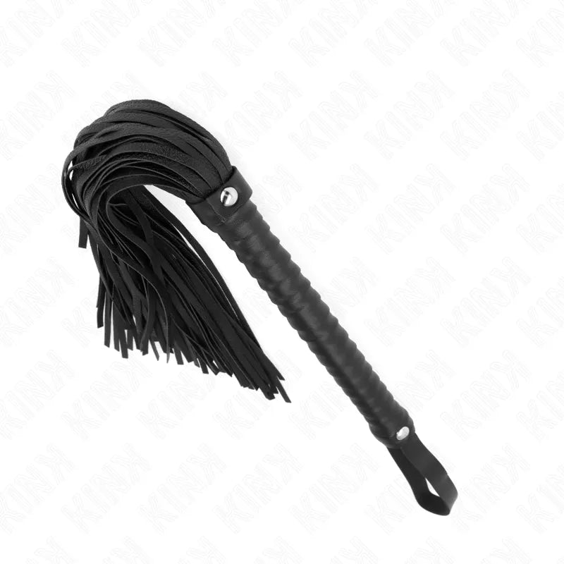 Accessoire BDSM en cuir noir, fouet élégant avec manche ergonomique et lanières, design raffiné pour sensations intenses.