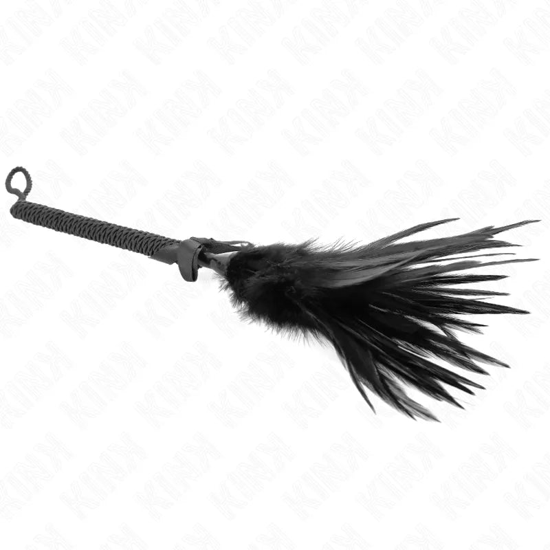 Accessoire BDSM en cuir noir, élégant et durable, avec plumes délicates, pour une expérience sensorielle raffinée.
