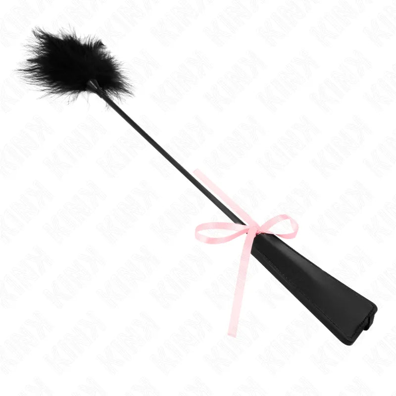 Cravache en cuir noir avec manche ergonomique, plume noire, design élégant, idéale pour sensations authentiques BDSM.