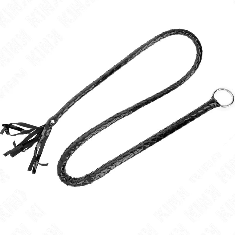 Accessoire BDSM en cuir noir tressé, cravache élégante avec poignée ergonomique et lanières, finition artisanale luxe.