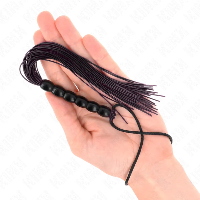 Cravache BDSM en cuir véritable, poignée ergonomique noire, lanières violettes, design élégant pour jeux intimes.