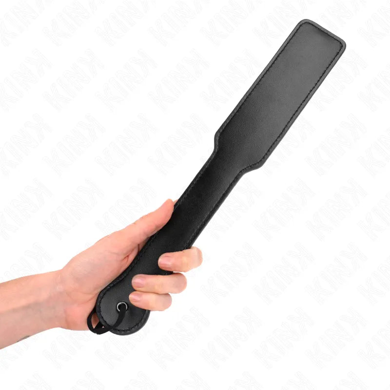 Fouet en cuir noir tressé, poignée antidérapante, finition élégante, pour séances BDSM intenses et raffinées.