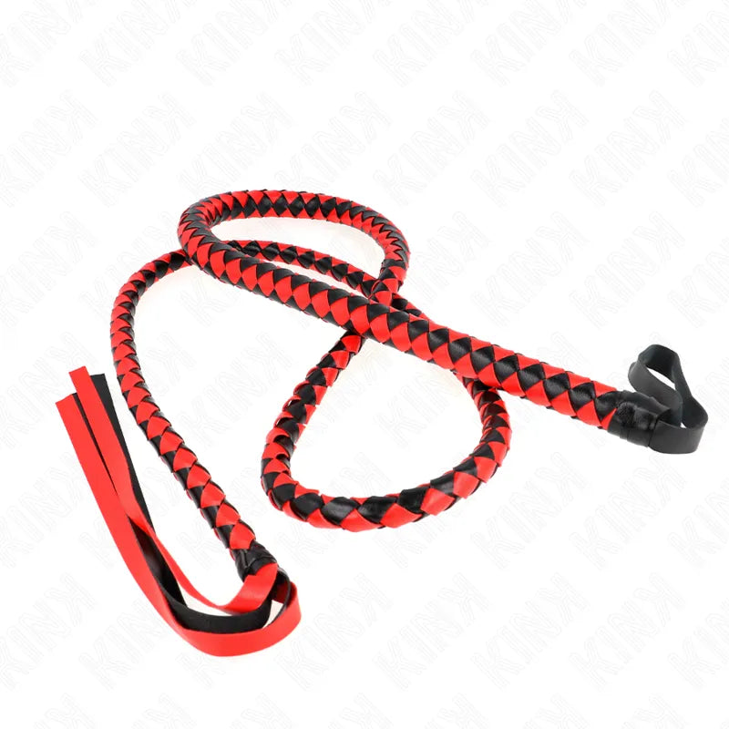 Fouet en cuir rouge et noir, tressage élégant, manche ergonomique, idéal pour expérience BDSM personnalisée et sécurisée.