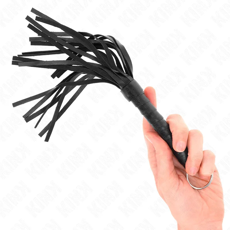 Accessoire BDSM en cuir noir, fouet artisanal, poignée ergonomique, luxe et robustesse pour jeux intimes sophistiqués.