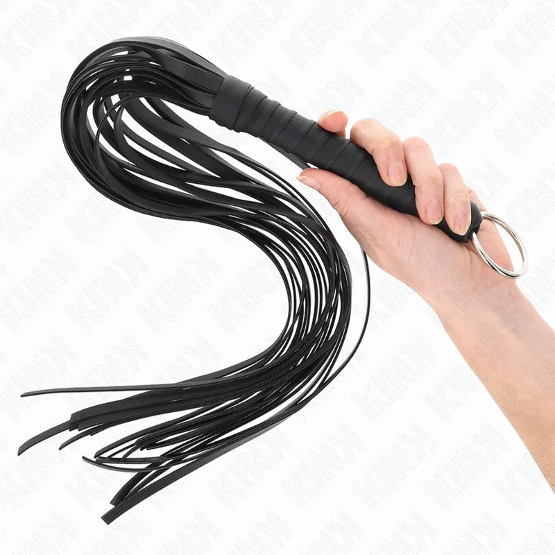 Cravache BDSM artisanale en cuir noir, poignée ergonomique, lanières souples, anneau métallique, élégance et contrôle précis.