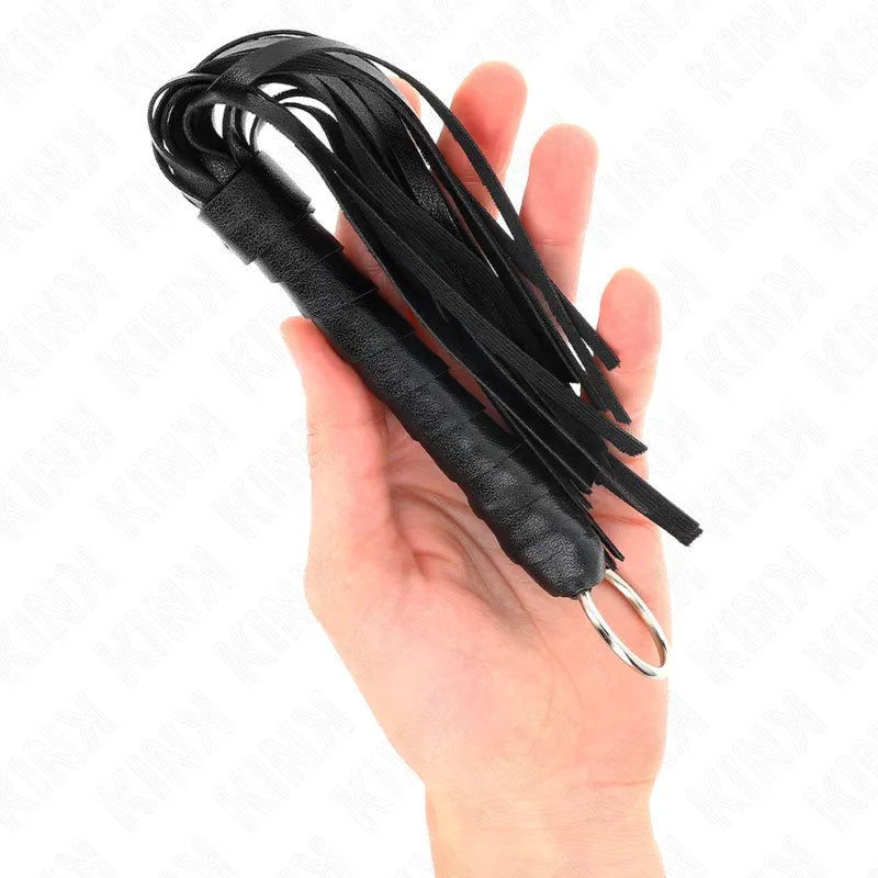 Fouet BDSM en cuir noir artisanal, poignée ergonomique, finition luxe, pour jeux intimes sophistiqués.