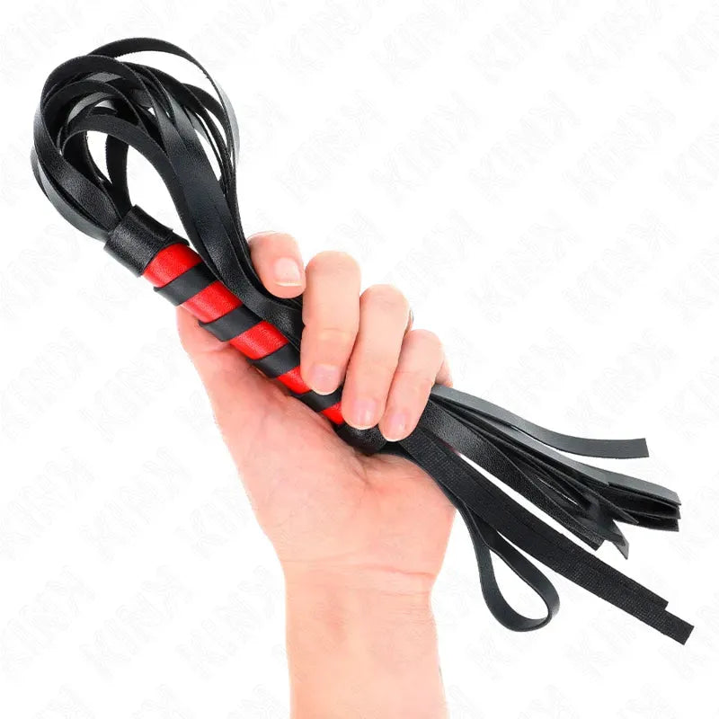 Accessoire BDSM en cuir noir et rouge, lanières souples, poignée ergonomique, design élégant et robuste.