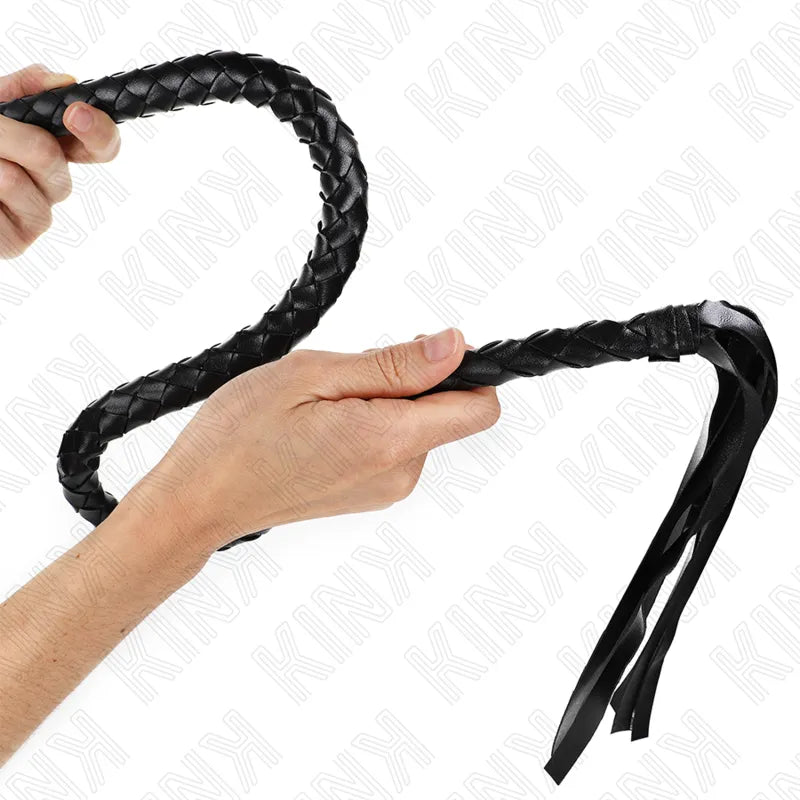 Fouet BDSM en cuir noir tressé, élégant et durable, pour jeux érotiques intenses et sécurisés.