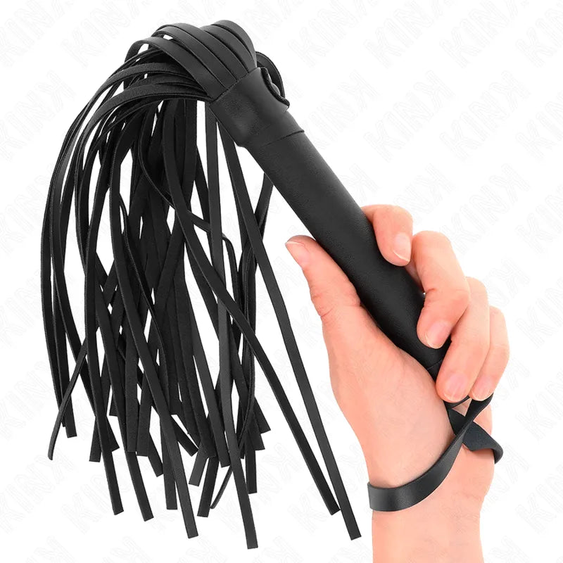Accessoire BDSM en cuir noir, fouet à lanières, poignée ergonomique, durable et confortable pour plaisir intense.