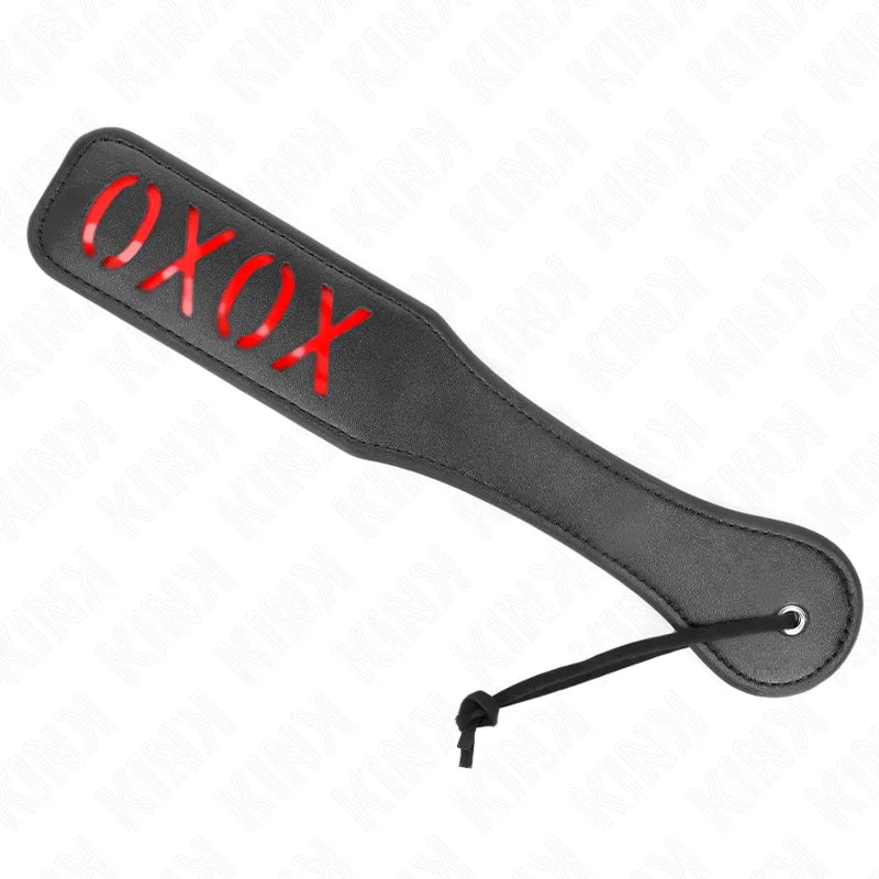 accessoires bdsm cuir véritable premium haut gamme élégant sophistiqué durable ergonomique poignées confort contrôle précision cravache fouet plumeau pagaie
