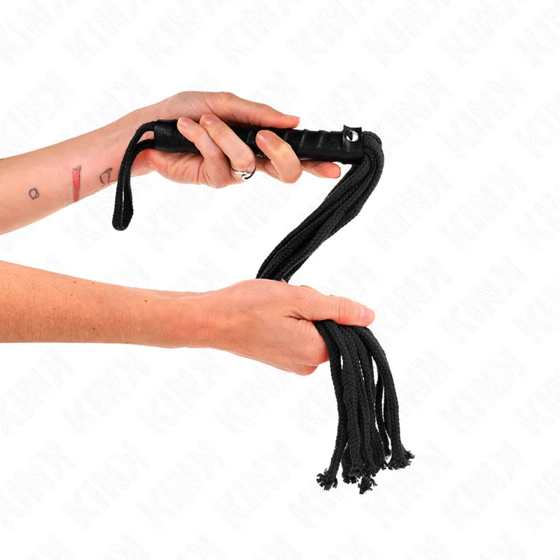 Accessoires BDSM en cuir noir, fouet et cravache ergonomiques, qualité luxe, pour jeux intenses et sécurité ajustable.