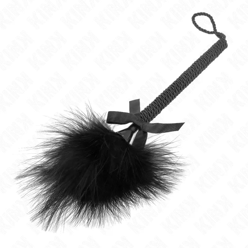 Plumeau BDSM en cuir noir, élégant et raffiné, avec manche tressé et pompon doux, accessoire sensuel et discret.