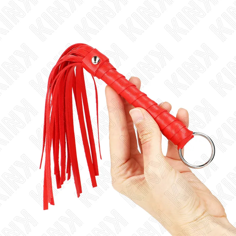 Accessoire BDSM en cuir rouge, cravache élégante et robuste, design artisanal sophistiqué, luxe et confort.