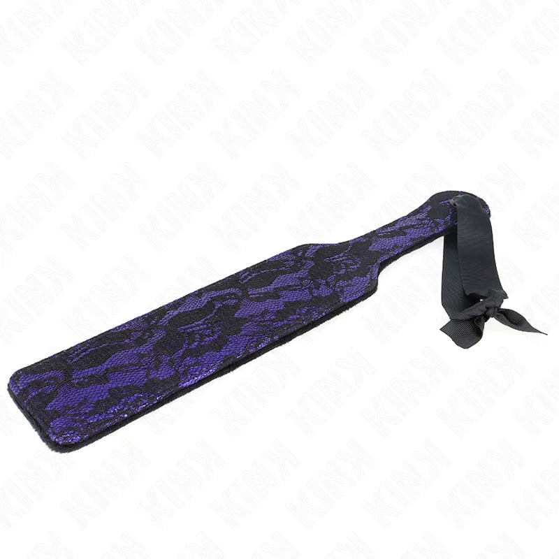Accessoire BDSM luxe en cuir noir et violet, pagaie élégante avec motifs, ergonomique et sécuritaire pour jeux sensuels.
