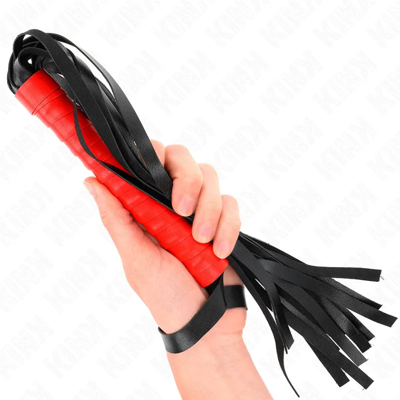 Fouet BDSM en cuir noir et rouge, poignée ergonomique, lanières souples, accessoire haut de gamme pour sensations intenses.