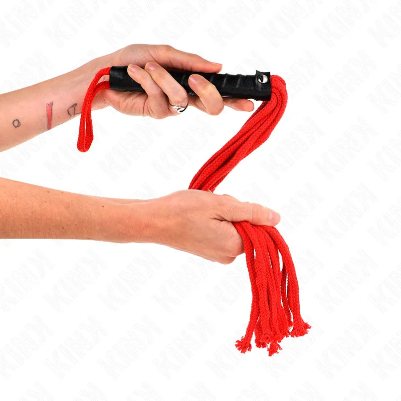 Accessoire BDSM rouge et noir en cuir et silicone, élégant et robuste, idéal pour jeux érotiques raffinés.