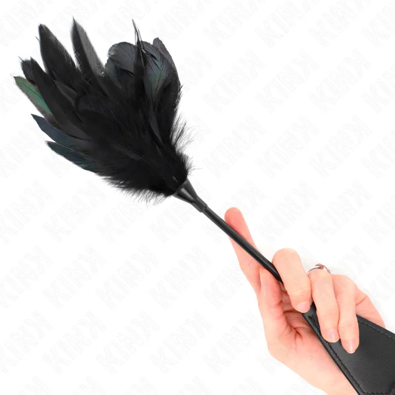 Accessoire BDSM premium noir en cuir et plume, élégant et ergonomique, pour domination et soumission.
