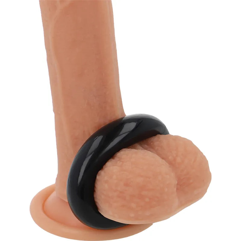 Anneau pénien noir TPE hypoallergénique, ergonomique, sur mannequin, prolonge érection, confort et sécurité intimes.