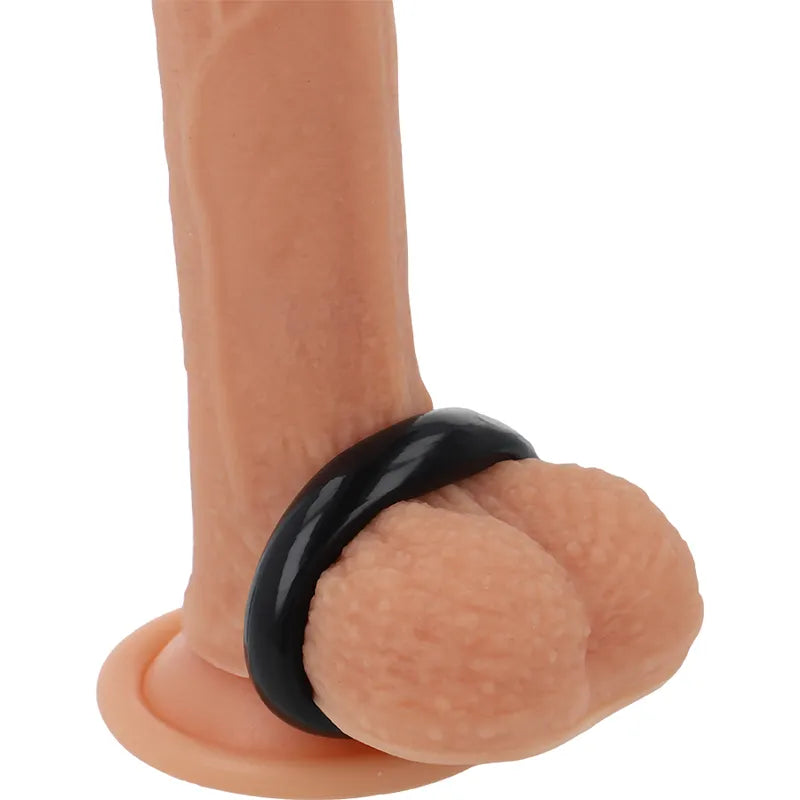 Anneau pénien noir en TPE hypoallergénique, ergonomique, sur mannequin, pour érection prolongée et confort optimal.