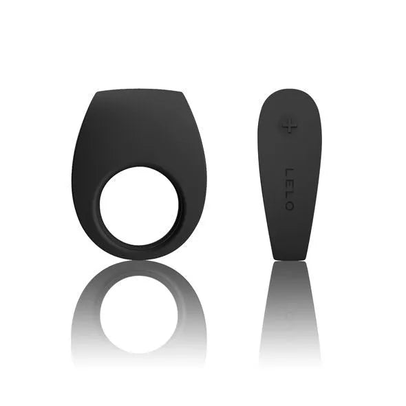 Anneau vibrateur noir en silicone, design ergonomique suédois, rechargeable, étanche, avec télécommande intuitive.