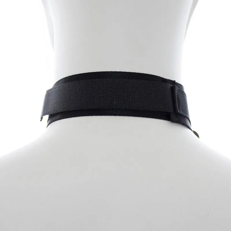 Collier BDSM noir en nylon réglable Ohmama, ergonomique et robuste, avec fermeture velcro pour confort et sécurité.
