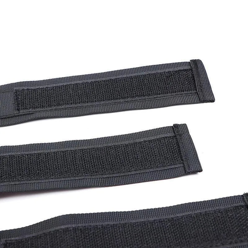 Attache BDSM noire en nylon réglable avec velcro, robuste et ergonomique pour confort et sécurité.
