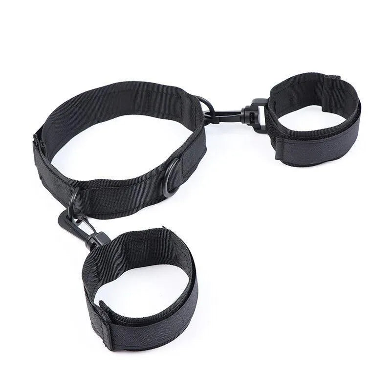 Attache BDSM noire en nylon réglable avec collier et menottes velcro, robuste et ergonomique pour confort et sécurité.