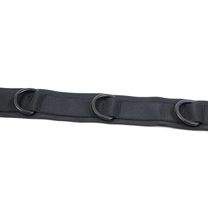 Attache BDSM en nylon noir avec anneaux métalliques, réglable et ergonomique, pour confort et sécurité.