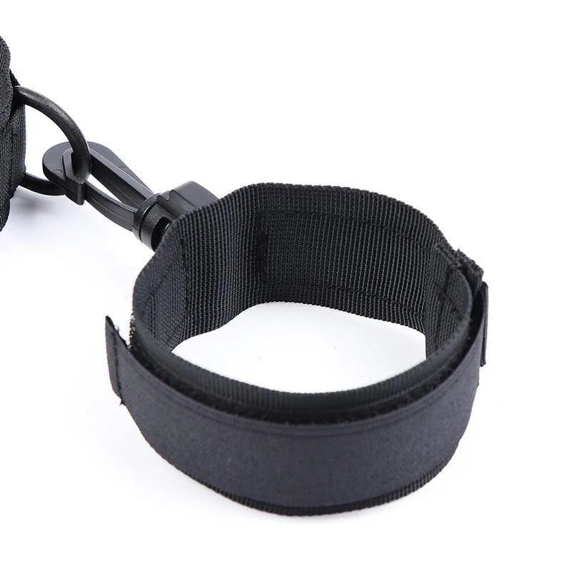 Attache BDSM noire en nylon réglable avec collier et menottes en velcro, robuste et ergonomique pour confort et sécurité.