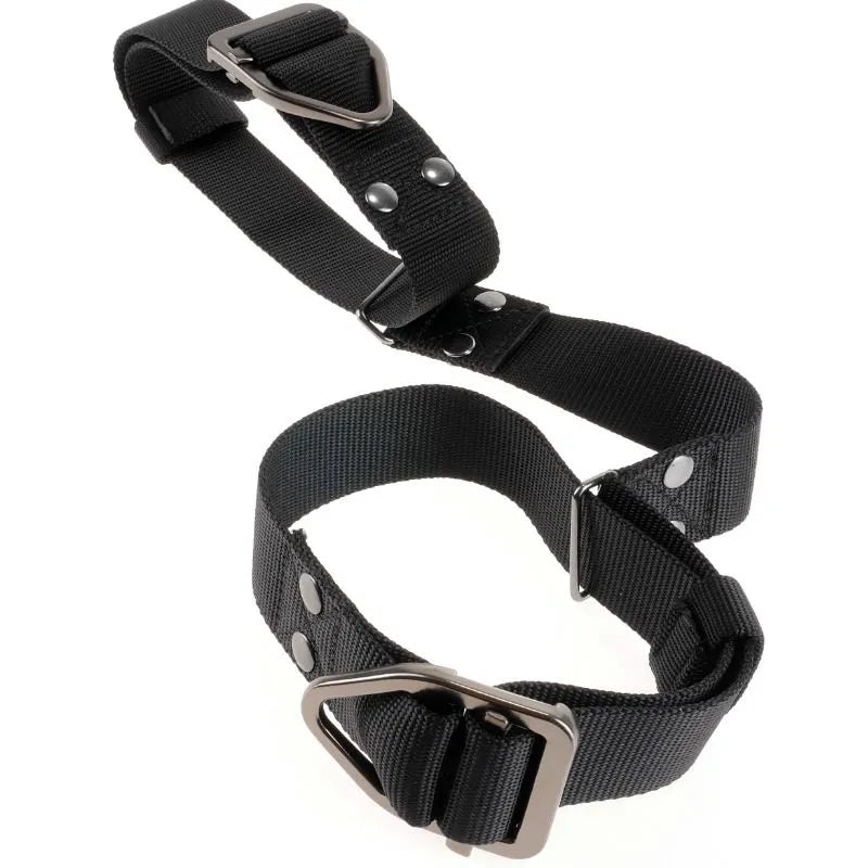 Attache biceps BDSM noire en nylon épais avec anneaux réglables en acier inoxydable, robuste et sécurisée.