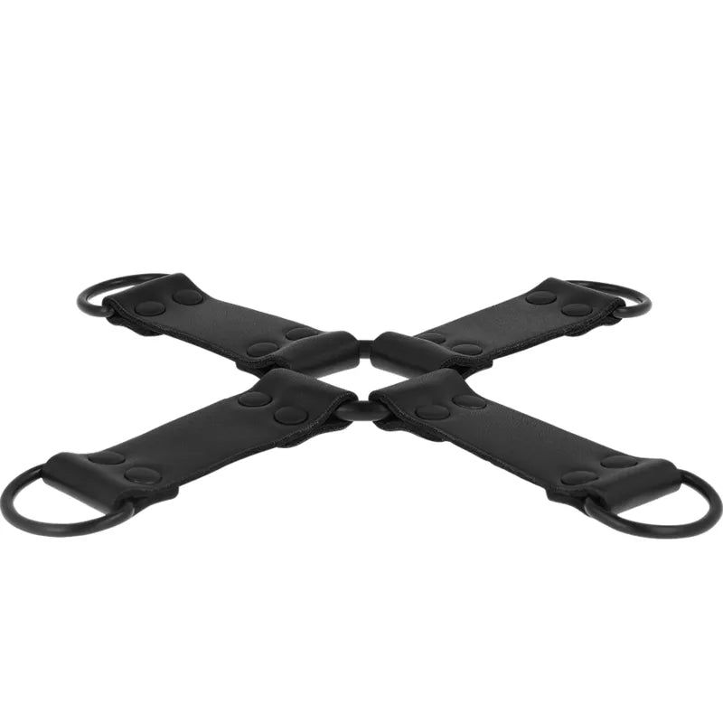 Attache multiple en cuir végétalien noir, forme croisée, avec anneaux métalliques, pour jeux BDSM sécurisés et confortables.