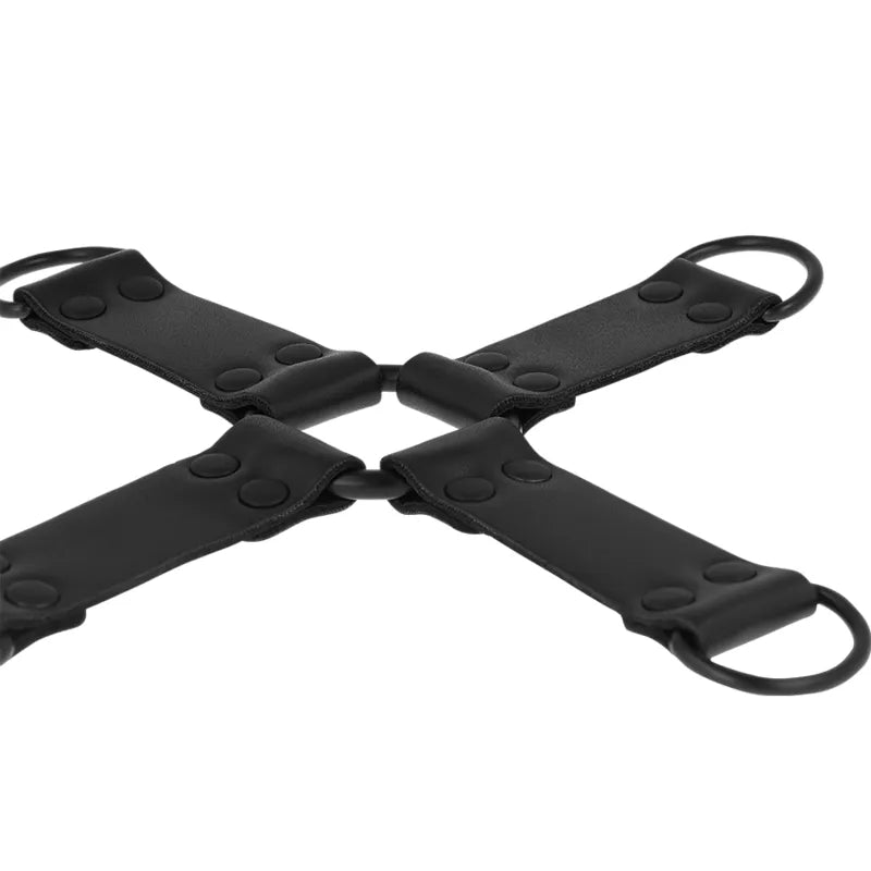 Attache multiple BDSM en cuir végétalien noir, forme croix, anneaux métalliques, finition luxe, sangles ajustables.