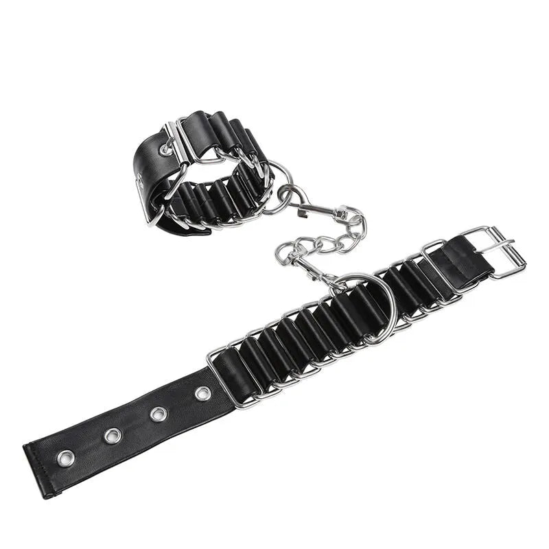 Attaches poignets BDSM réglables en métal noir et PVC, robustes et confortables, ajustables 16-22 cm, sécurité optimale.