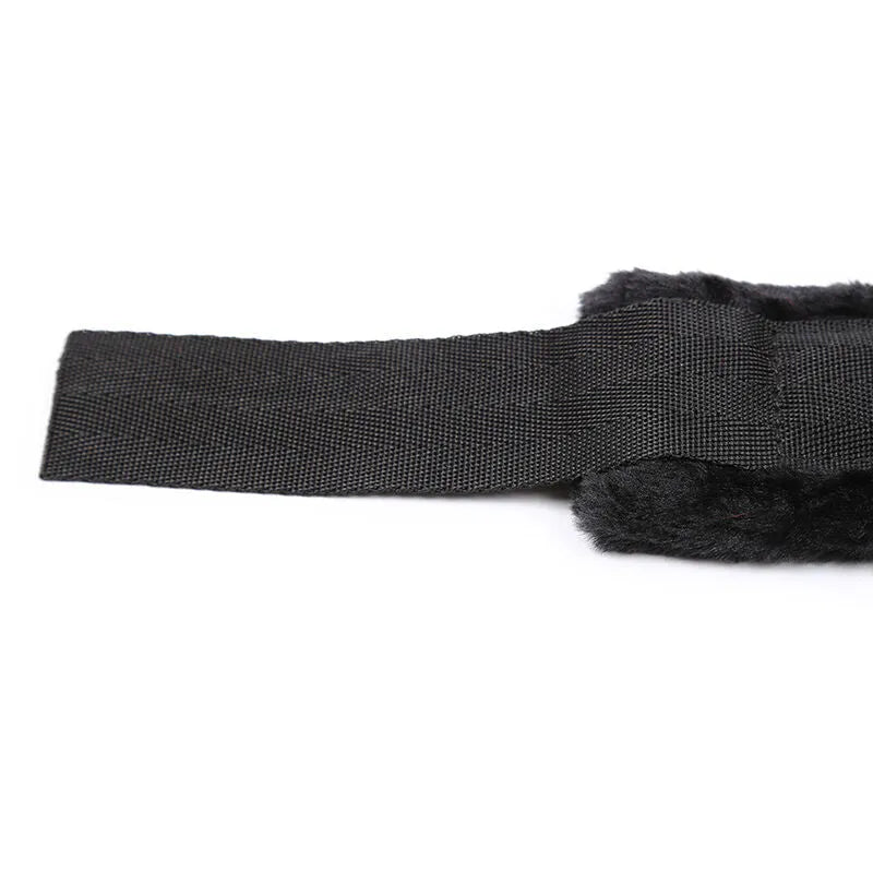 Attaches poignets noires en nylon avec doublure en fourrure douce, ajustables et sécurisées pour confort et luxe.