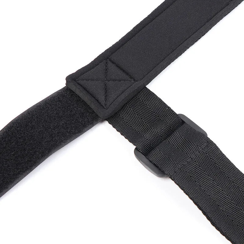 Bâillon ajustable noir avec menottes en polyuréthane, design ergonomique, idéal pour débutants en fétichisme.