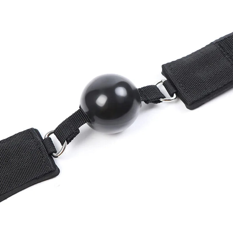 Bâillon noir ajustable avec menottes en matériaux hypoallergéniques, idéal pour débutants en fétichisme, sécurité et confort.