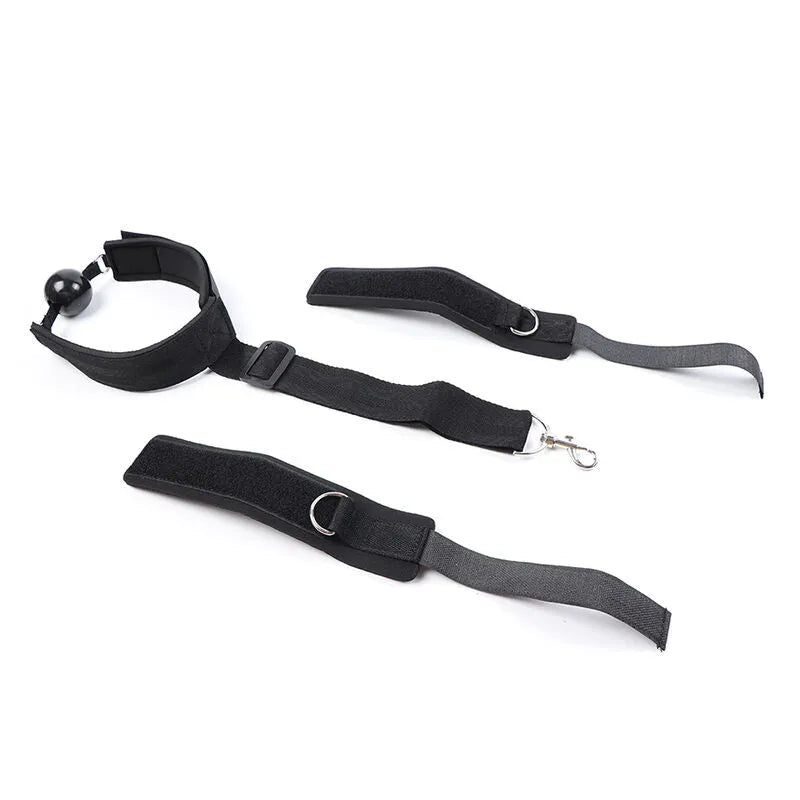 Bâillon noir ajustable avec menottes en polyuréthane, ergonomique et discret, idéal pour débutants en fétichisme.