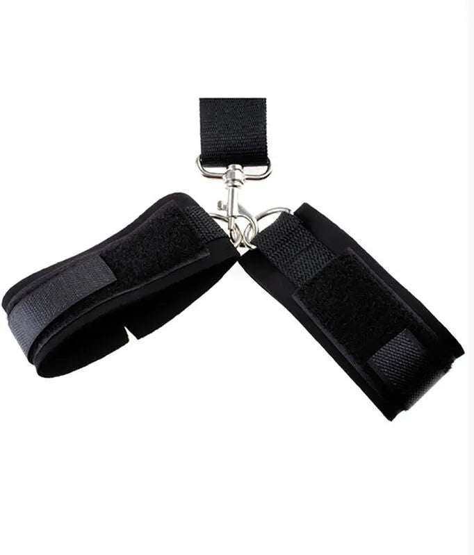 Bâillon noir ajustable avec menottes en polyuréthane, attaches velcro, idéal pour débutants en fétichisme, ergonomique.