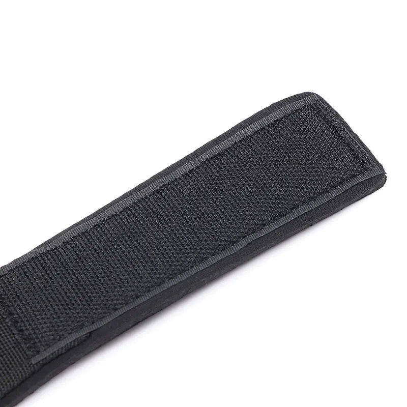 Bâillon noir ajustable avec menottes en matériaux hypoallergéniques, idéal pour débutants en fétichisme.