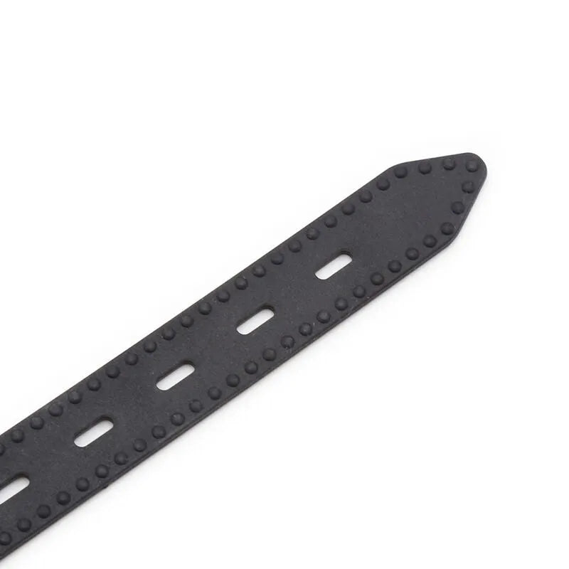 Bâillon BDSM noir avec sangle réglable, pinces à tétons en acier inoxydable, chaînes métalliques, design ergonomique.