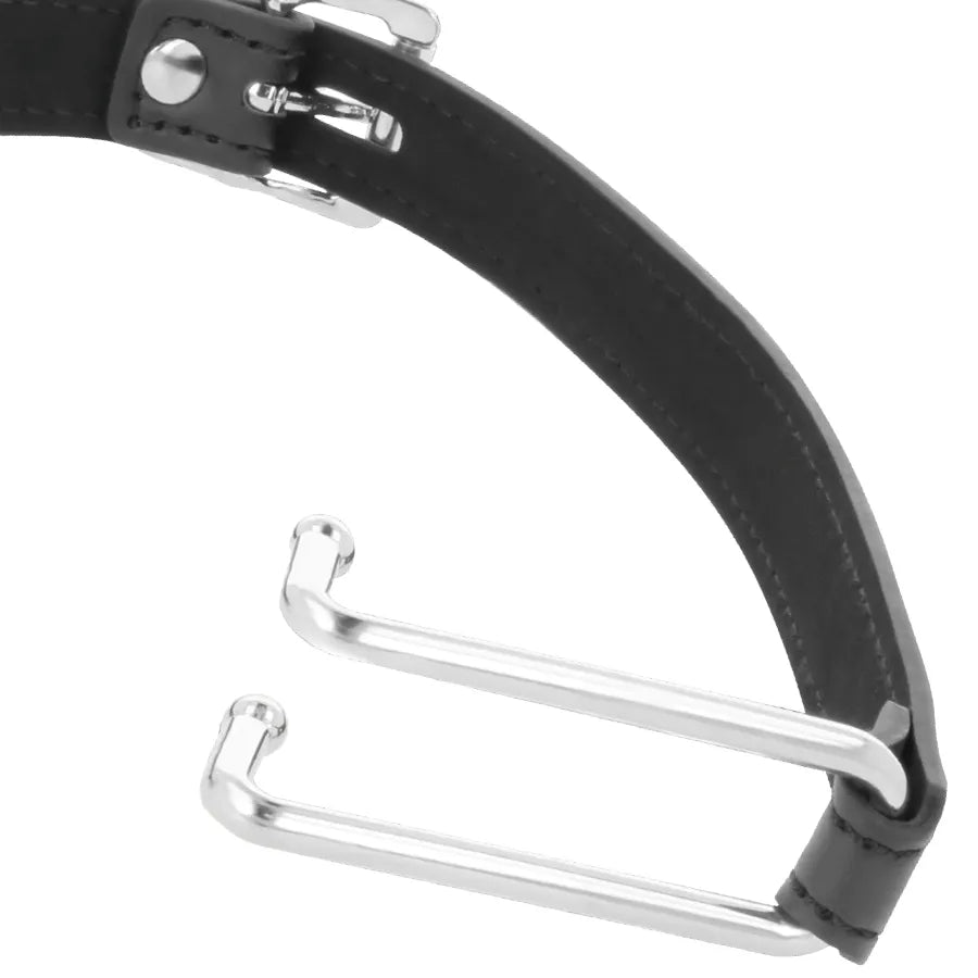 Bâillon BDSM en cuir noir avec crochets métalliques ajustables, coutures élégantes et sangles réglables pour jeux coquins.