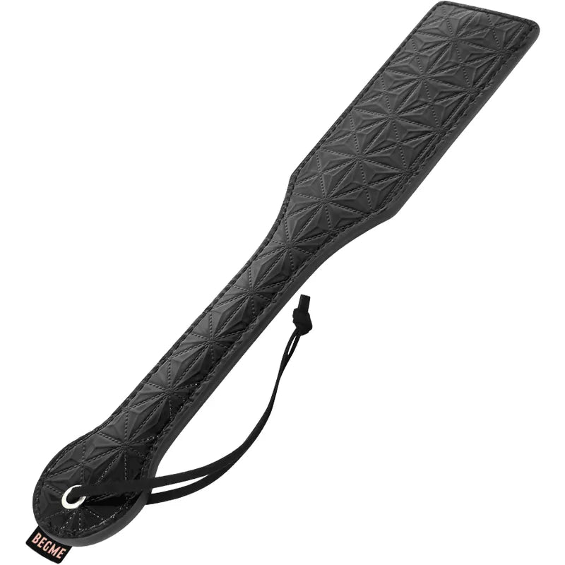 Bâillon BDSM en cuir vegan noir, design ergonomique, ajustable, avec métal sans nickel, pour jeux de pouvoir sécurisés.
