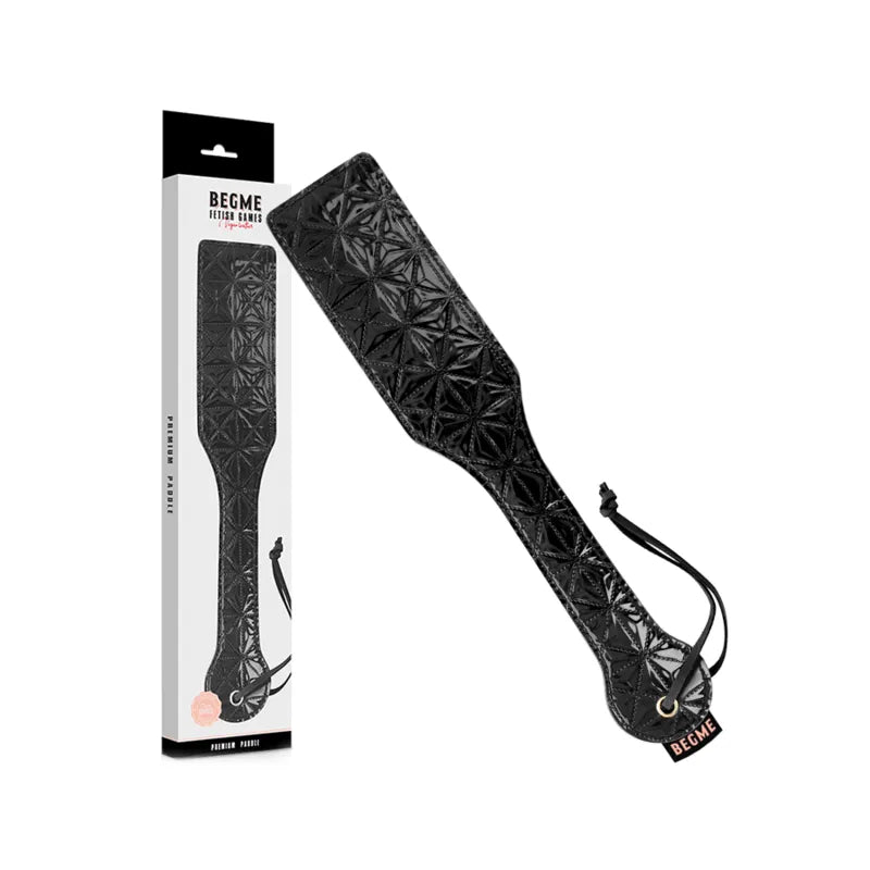 Bâillon BDSM cuir vegan noir, ergonomique, ajustable, avec métal sans nickel, pour jeux de pouvoir, esthétique et durable.