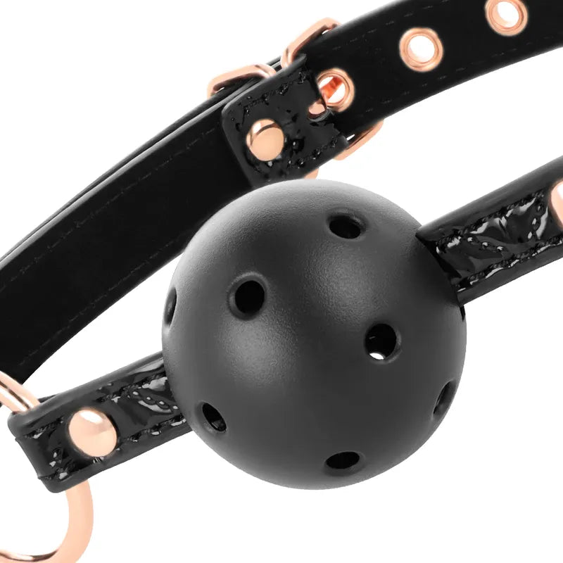 Bâillon BDSM rouge en cuir vegan avec trous de ventilation, serre-tête ajustable en néoprène, métal sans nickel.