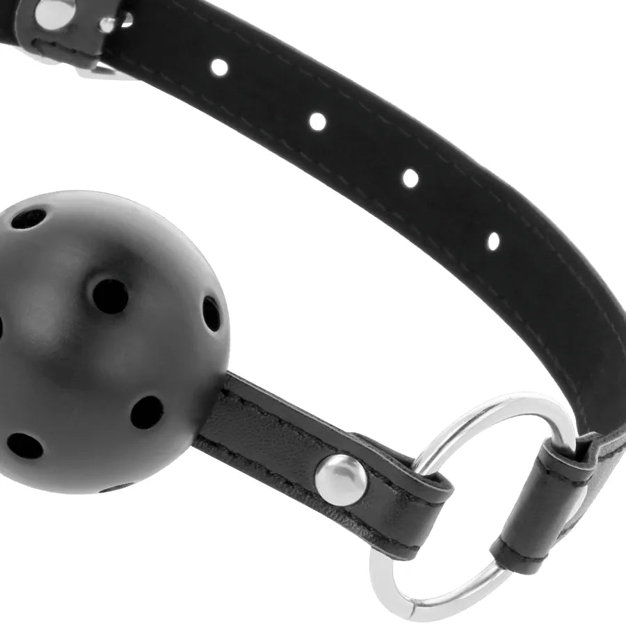 Bâillon boule noir en cuir ajustable avec sangle perforée, coutures élégantes, accessoire BDSM imperméable et résistant.